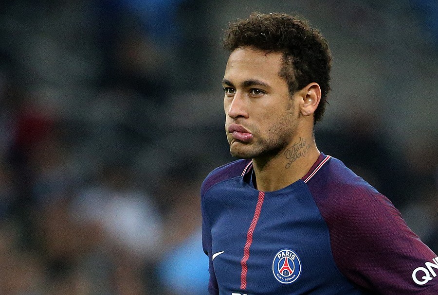 中国乒乓球队在关键战中被法国新星勒布伦逆转，展现技术与心理博弈，国乒面临严峻挑战。