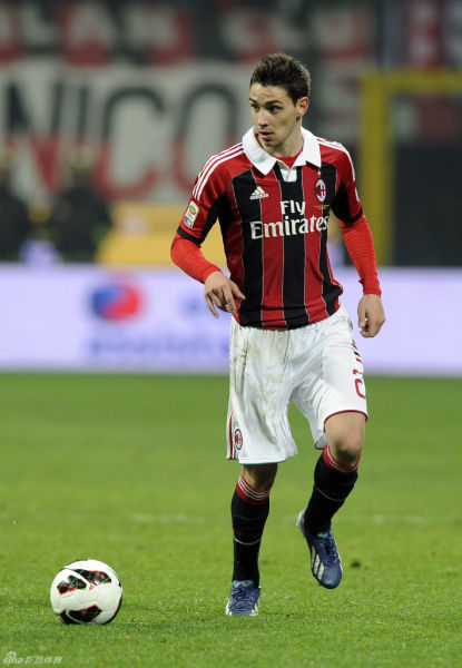 尤文航班延误，挪威当地球迷抓紧机会在机场与他们合影留念