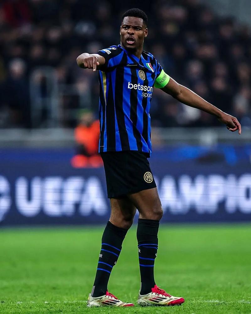 邓加：巴西球员和欧洲球员是不一样的，他们总想上场踢球