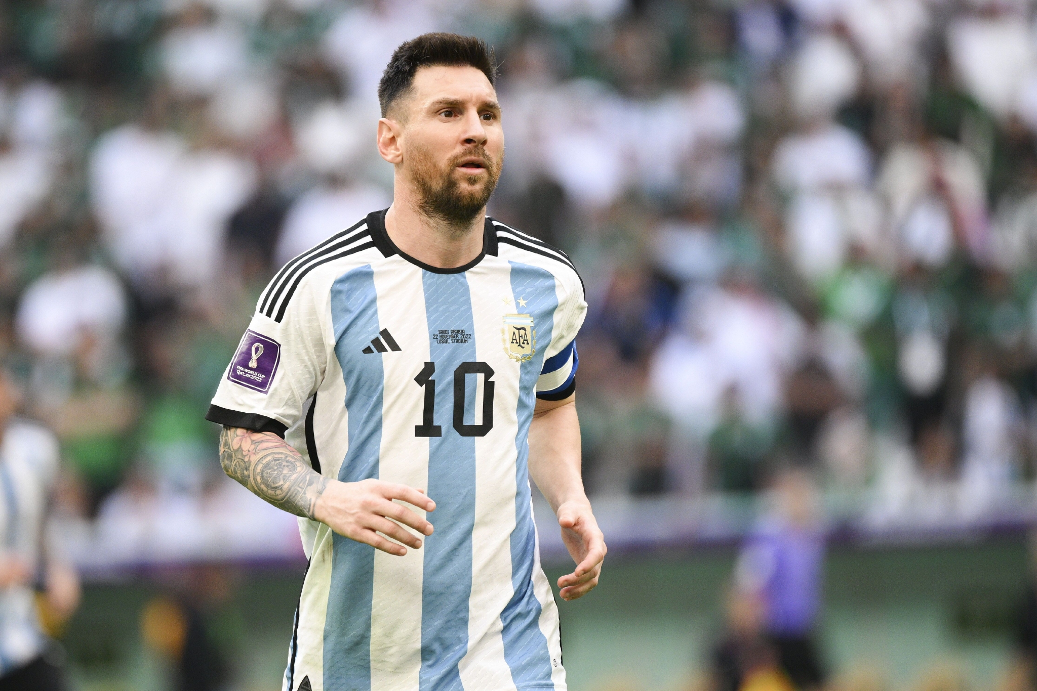 梅西杯开战，梅西和苏亚雷斯现场观战巴萨U16和河床U16的比赛