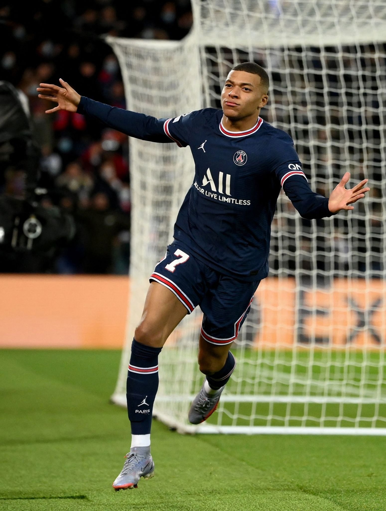 拜仁球迷不顾阻拦和处罚燃放烟火，高层因此在看台上频频摇头（拜仁球迷无视劝阻与处罚燃放烟火，高层在看台连连摇头）