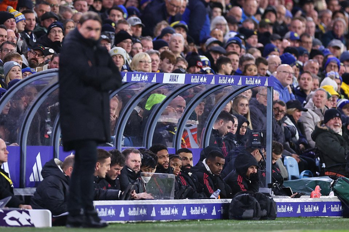 每体：巴萨不会为合同只剩半年的中卫付转会费，想来只能免签（每体：巴萨无意为合同剩半年的中卫支付转会费，若想加盟只能自由身）