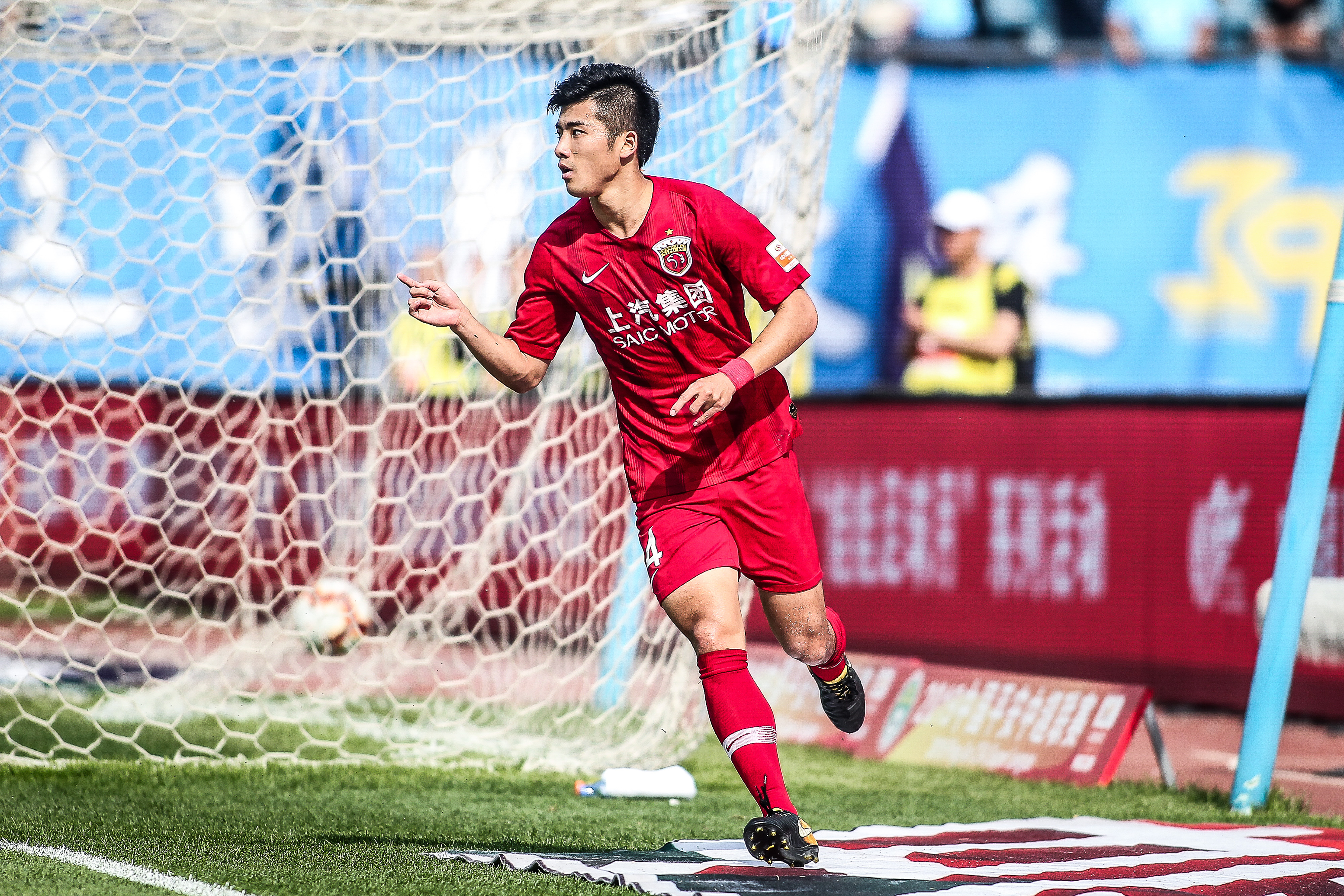 英超半场：哈兰德头槌破门，曼城暂1-0水晶宫（英超半场：哈兰德头球建功，曼城暂以1-0领先水晶宫）