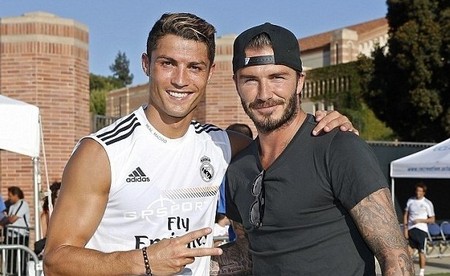 葡萄牙中场米德当选U17世界杯MVP，哈维为他颁奖