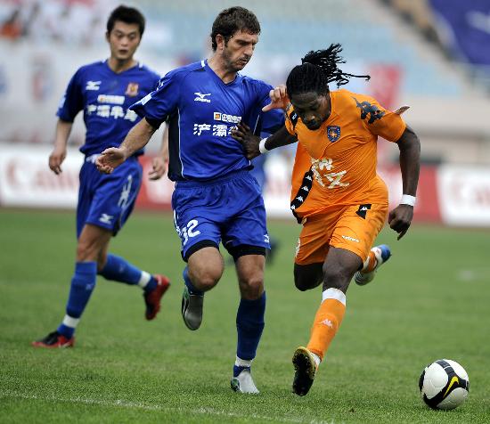 泰伦·卢：赛中我不知道哈登得了多少分，他在进攻端扛着我们