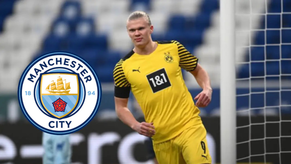 传统环节，利物浦全队戴圣诞帽在训练场拍大合照（利物浦延续传统 全队戴圣诞帽训练场大合影）