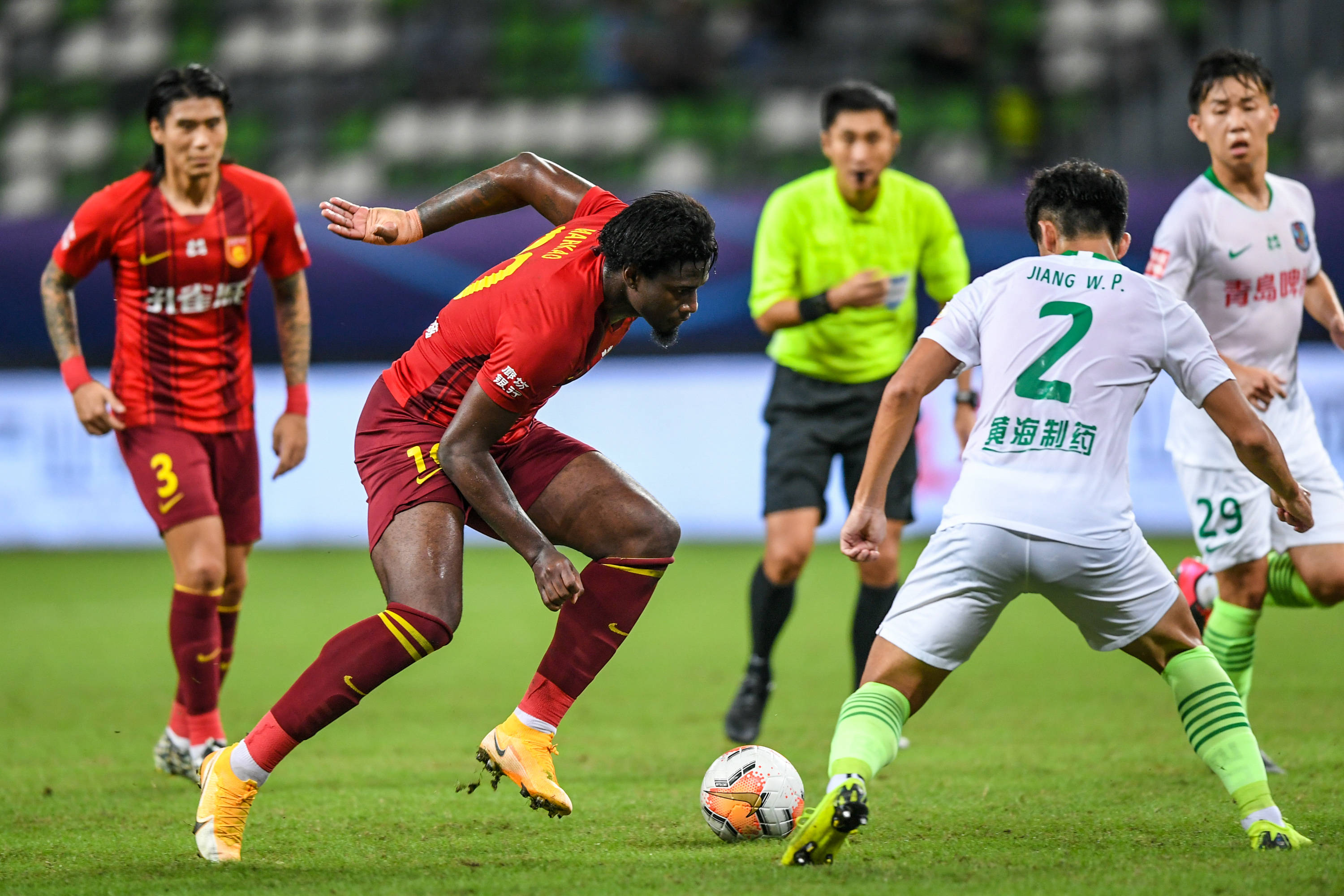 国际米兰连胜，齐沃调整团队，迪乌夫证明实力，马丁内斯复出，球队士气回升。