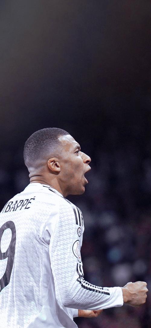 邦马蒂以240张第一选票的绝对优势当选年度最佳女足球员（邦马蒂以240张第一选票压倒性胜出，荣膺年度最佳女足球员）